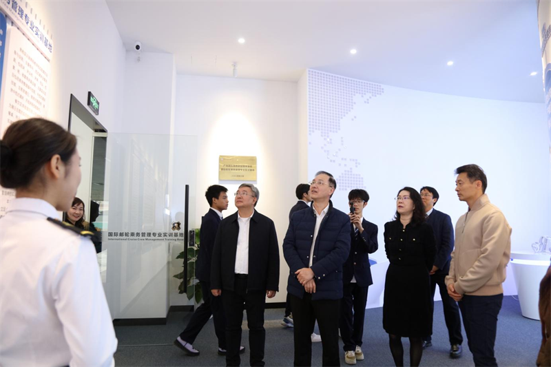 深化职业规划教育，共创职普融通新篇章——广西国商院与南宁二中共建研学基地