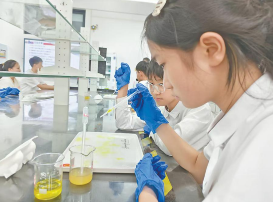 这些河南高校实验室,迎来了一批“小小研究员”…… 图片
