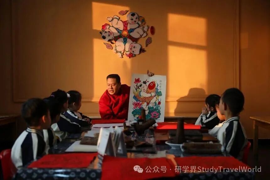 河北衡水:研学体验“动”起来 文旅融合“活”起来 武强年画博物馆工作人员为学生们普及年画知识。陈康摄