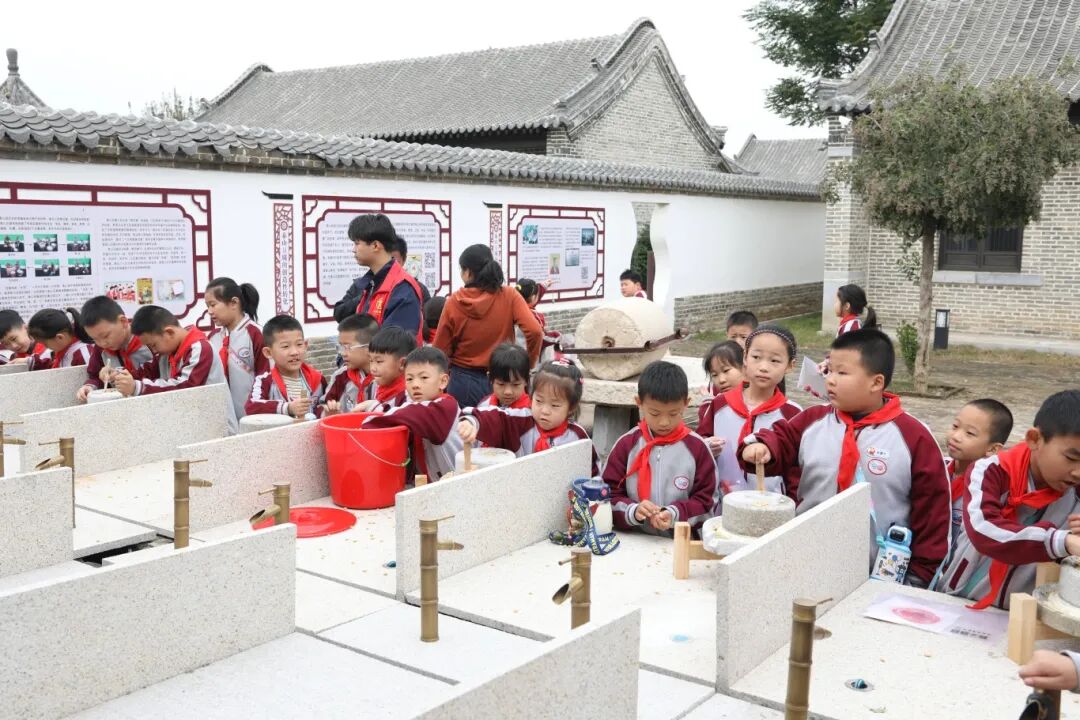 【全环境立德树人】传承红色文化,体验非遗之美——宁阳县第三小学文庙小学教育集团二年级秋季研学实践活动 52b4fdf2ffdc90d128caff85aa7e033a.jpg