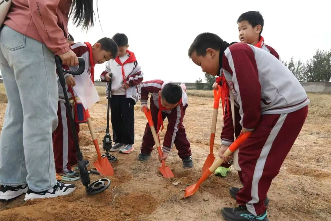 【全环境立德树人】传承红色文化,体验非遗之美——宁阳县第三小学文庙小学教育集团二年级秋季研学实践活动 85123cf7155f6b1b3860cad59ff71af4.jpg
