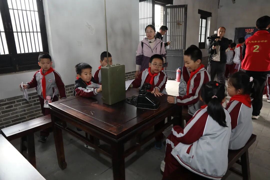 【全环境立德树人】传承红色文化,体验非遗之美——宁阳县第三小学文庙小学教育集团二年级秋季研学实践活动 90502cb58d3ea373848820f7b98942a7.jpg