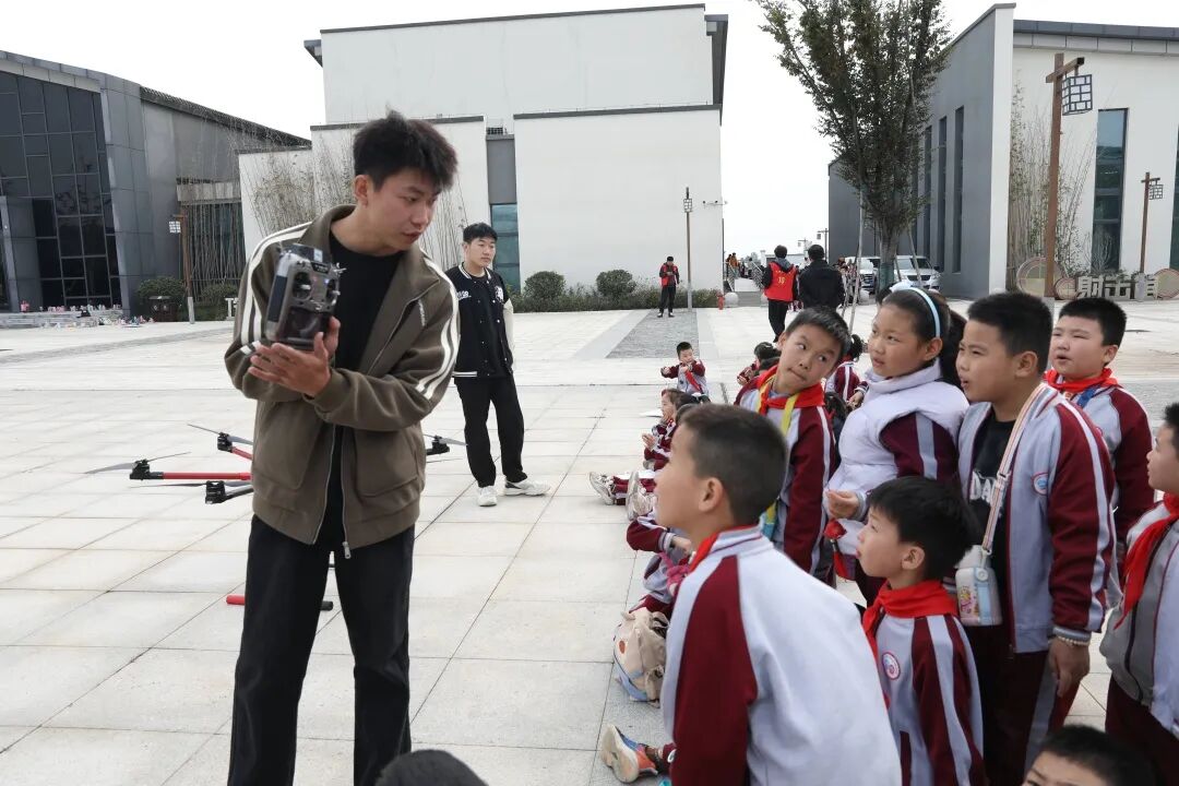 【全环境立德树人】传承红色文化,体验非遗之美——宁阳县第三小学文庙小学教育集团二年级秋季研学实践活动 8482888fa5be685e7aebf6b8b334e48f.jpg