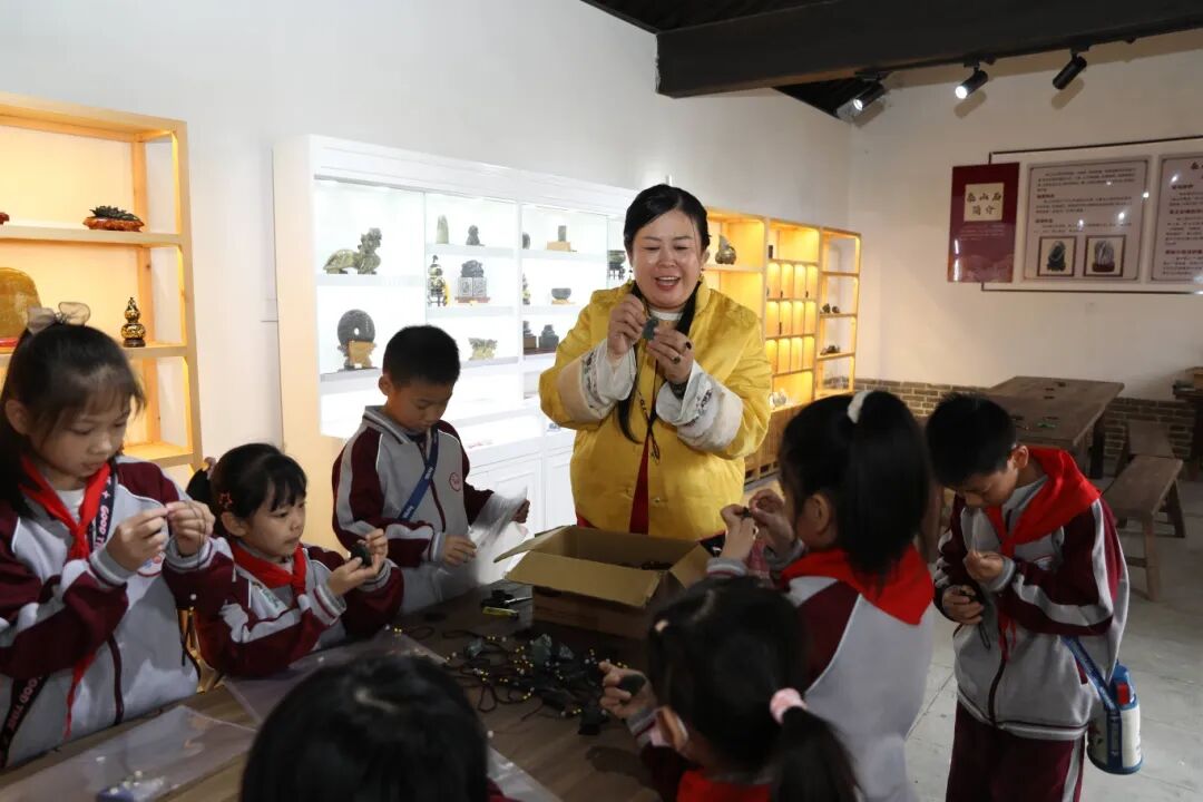 【全环境立德树人】传承红色文化,体验非遗之美——宁阳县第三小学文庙小学教育集团二年级秋季研学实践活动 f193cebd2b41df8ce0392ffd7b634e5f.jpg