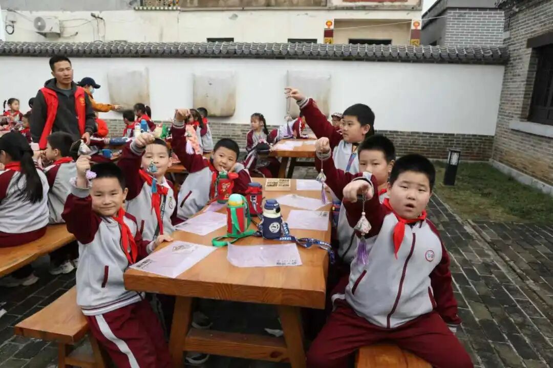 【全环境立德树人】传承红色文化,体验非遗之美——宁阳县第三小学文庙小学教育集团二年级秋季研学实践活动 d80eb45fef4678556bd35a0409f7a61e.jpg