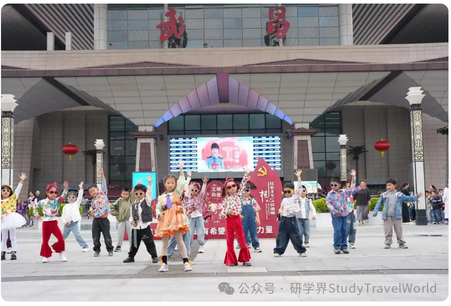 950 名萌娃组团！武汉这趟环线火车研学火出圈了