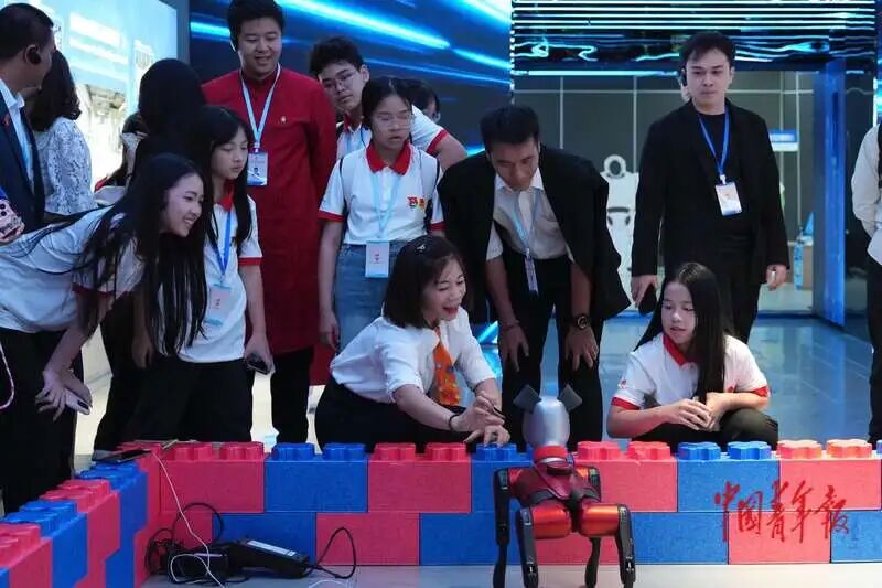 越南少先队员和少先队辅导员到北京机器人大世界参观研学 感受中国科技发展活力