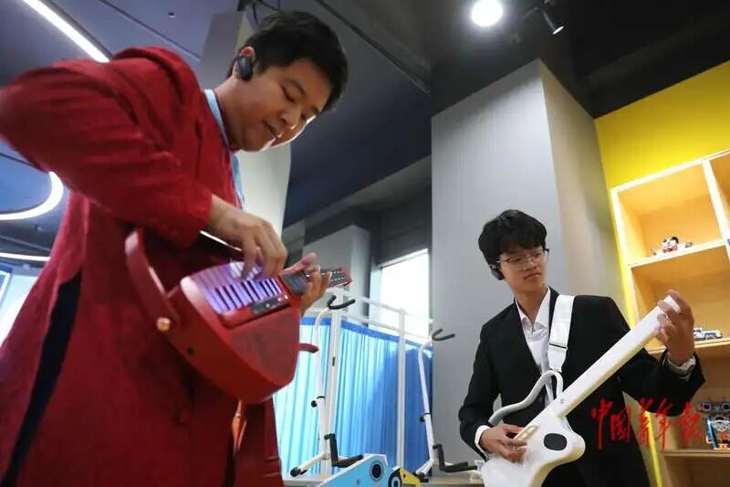 越南少先队员和少先队辅导员到北京机器人大世界参观研学 感受中国科技发展活力