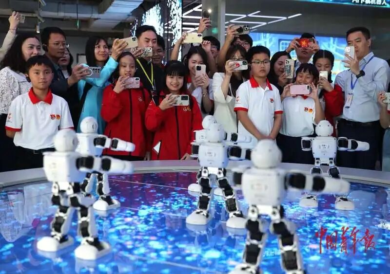 越南少先队员和少先队辅导员到北京机器人大世界参观研学 感受中国科技发展活力