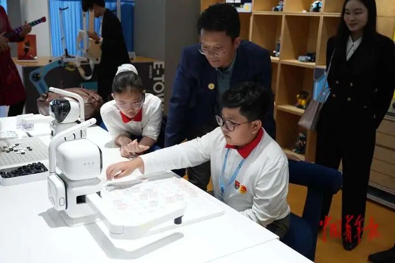 越南少先队员和少先队辅导员到北京机器人大世界参观研学 感受中国科技发展活力