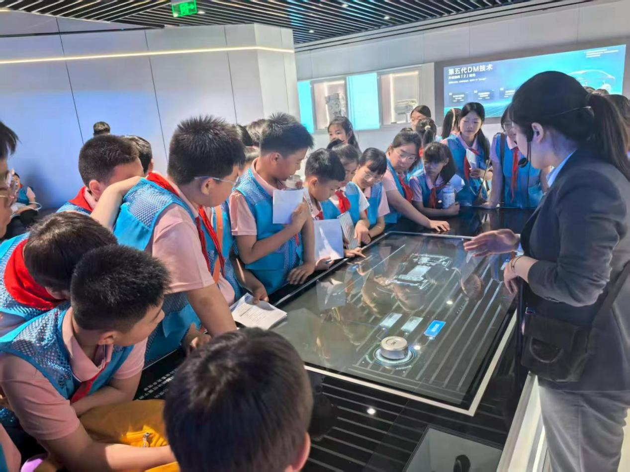 “豫”见绿能 科普探新——郑州市“社区科学大玩家”科普研学圆满开展 “豫”见绿能 科普探新——郑州市“社区科学大玩家”科普研学圆满开展
